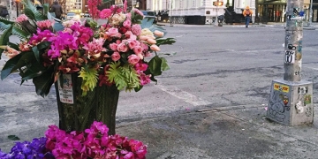 New-York , fleuriste transforme les poubelles de la ville en vases fleuris !