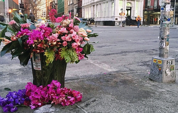 New-York , fleuriste transforme les poubelles de la ville en vases fleuris !