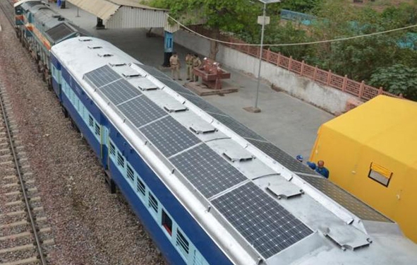L'Inde installe des panneaux solaires sur les toits de 250 trains !