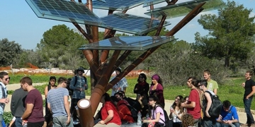 arbres solaires qui rechargent les batteries