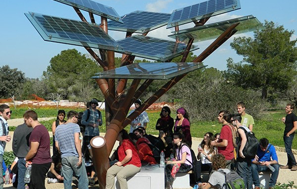 arbres solaires qui rechargent les batteries