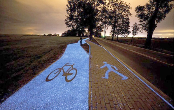 La piste cyclable éclairée seulement grâce au soleil !