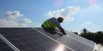 Tesla dévoile une toiture solaire plus grande, plus simple et 40% moins chère
