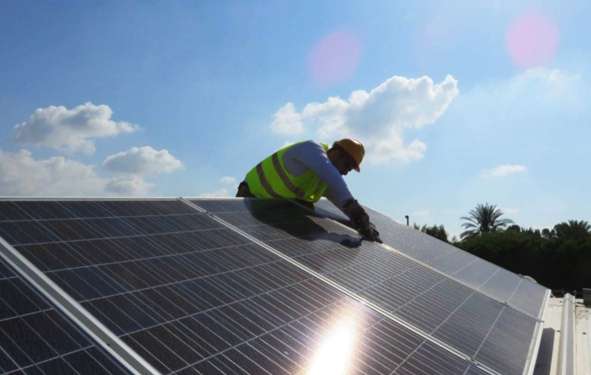 Tesla dévoile une toiture solaire plus grande, plus simple et 40% moins chère