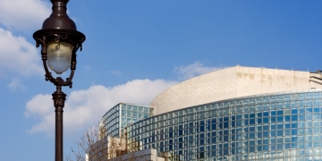 Les “parisculteurs” envahissent le toit de l’opéra Bastille
