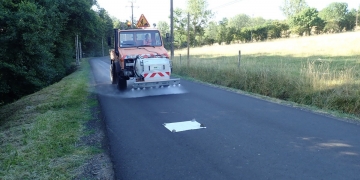 Le lait de chaux pour traiter le ressuage des routes surchauffées