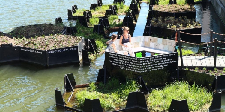 Rotterdam recycle les déchets fluviaux en jardins flottants