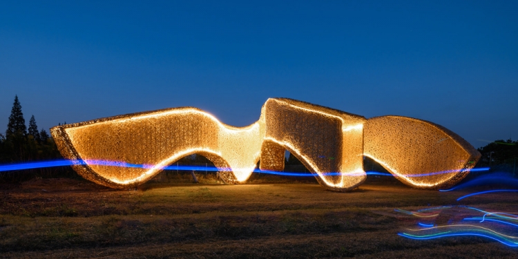 Le pavillon bambou active l’espace public rural