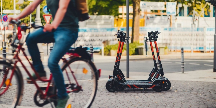 Mobilités Décarbonées : enjeux et solutions – le dossier disponible en téléchargement !